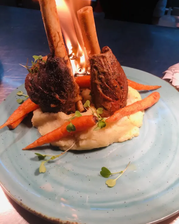 Plato de cordero con tubérculos
