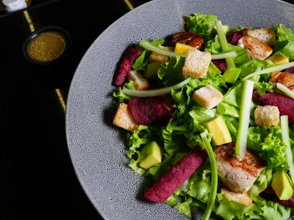Ensalada de pollo con remolacha
