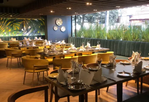 Montaje de mesas para evento privado