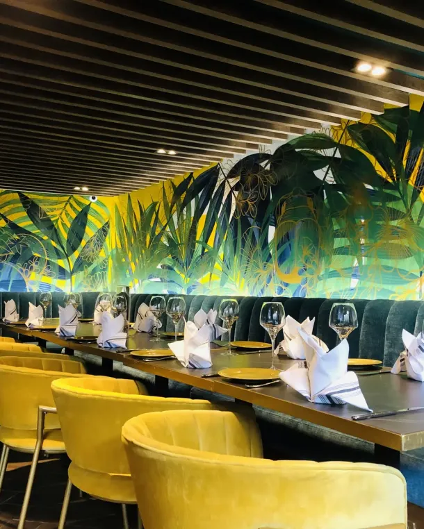 Mesas elegantes de restaurante