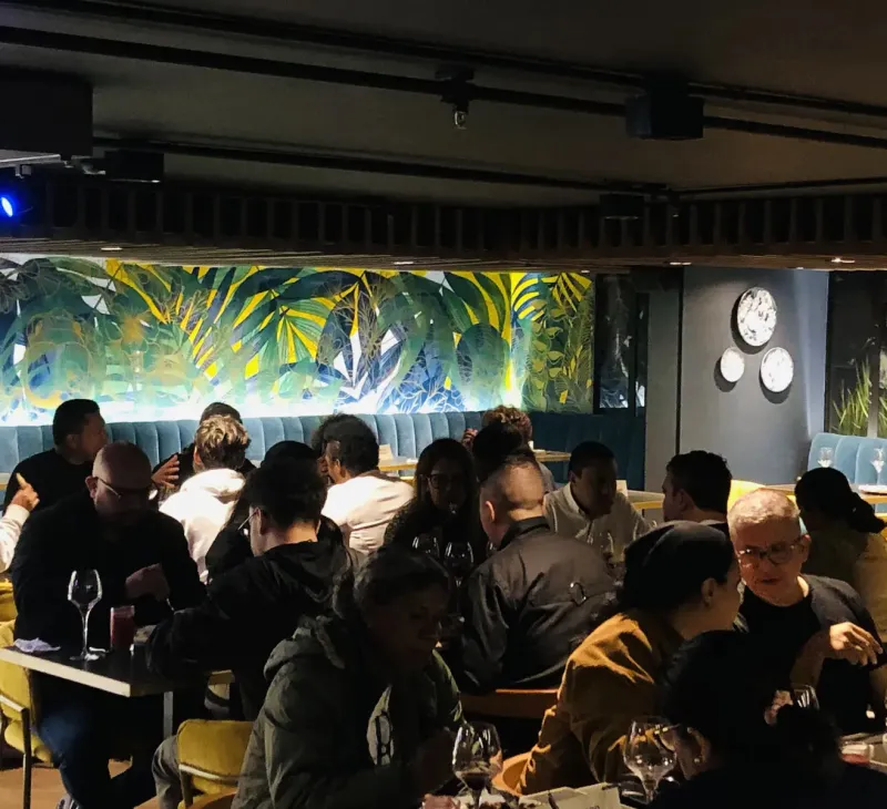 Evento con invitados en restaurante