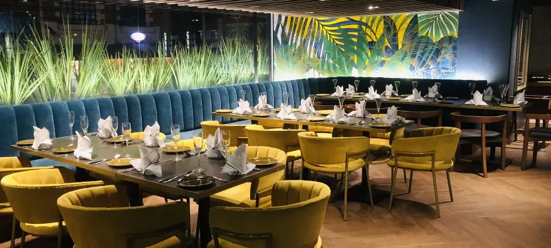 Salón preparado para recibir comensales