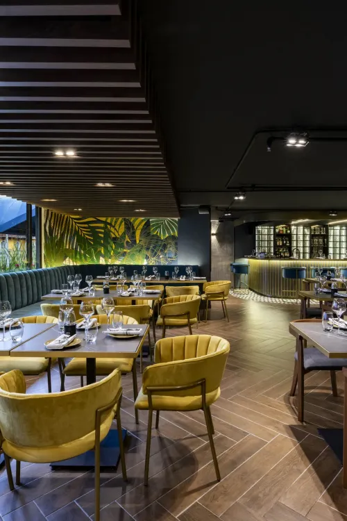 Salón principal de restaurante con mesas
